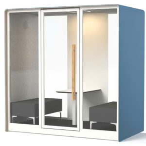 Phone booth 4 người thiết kế hiện đại, không gian kín riêng tư với vách kính trong suốt, nội thất tối giản gồm bàn và ghế ngồi, tích hợp đèn LED và hệ thống thông gió, phù hợp cho họp nhóm nhỏ hoặc làm việc tập trung.